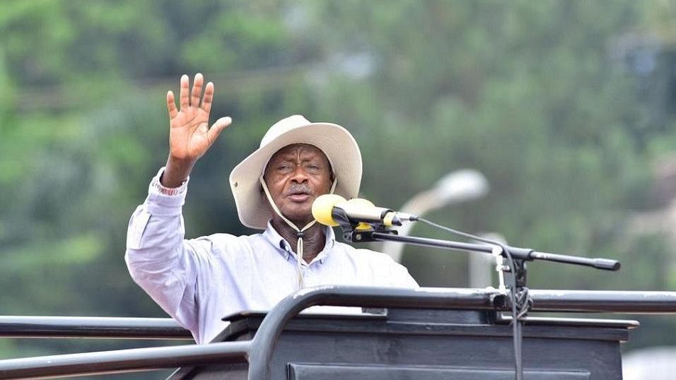 Šest dnů a skoro 200 km. Ugandský prezident vyrazil na pochod džunglí